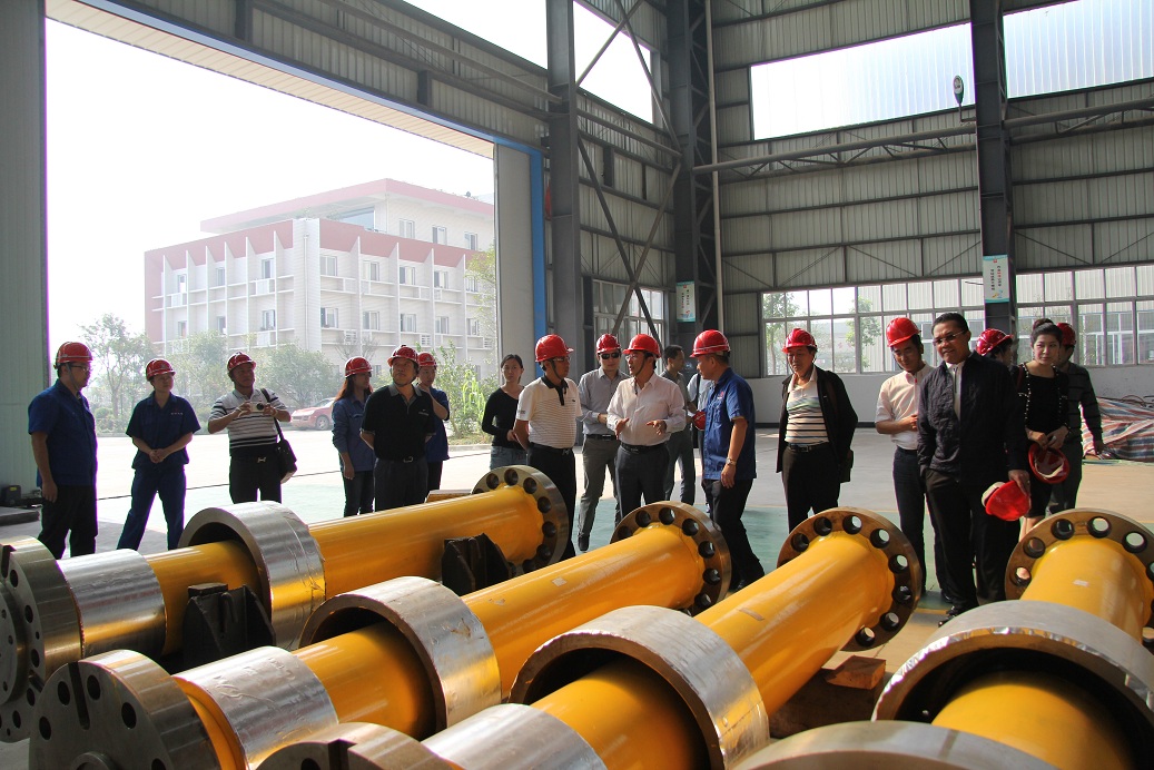 國(guó)外業(yè)主正在參觀(guān)公司水機(jī)主軸 國(guó)外業(yè)主正在參觀(guān)公司水機(jī)主軸